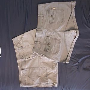 Magellan Outdoors Gray Shorts Women’s 14